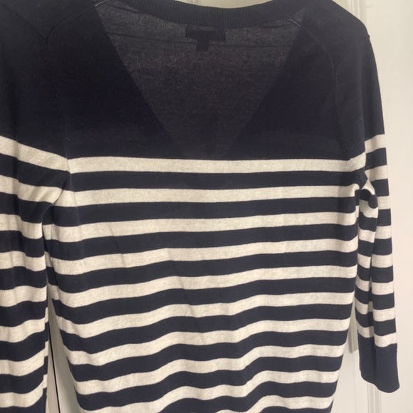 Gap sweater. Never worn with tags - Picture 4 of 4